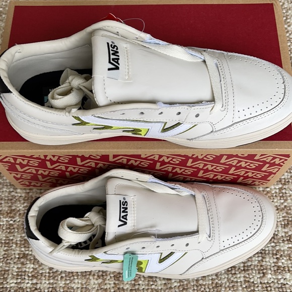 chuck taylors foot locker